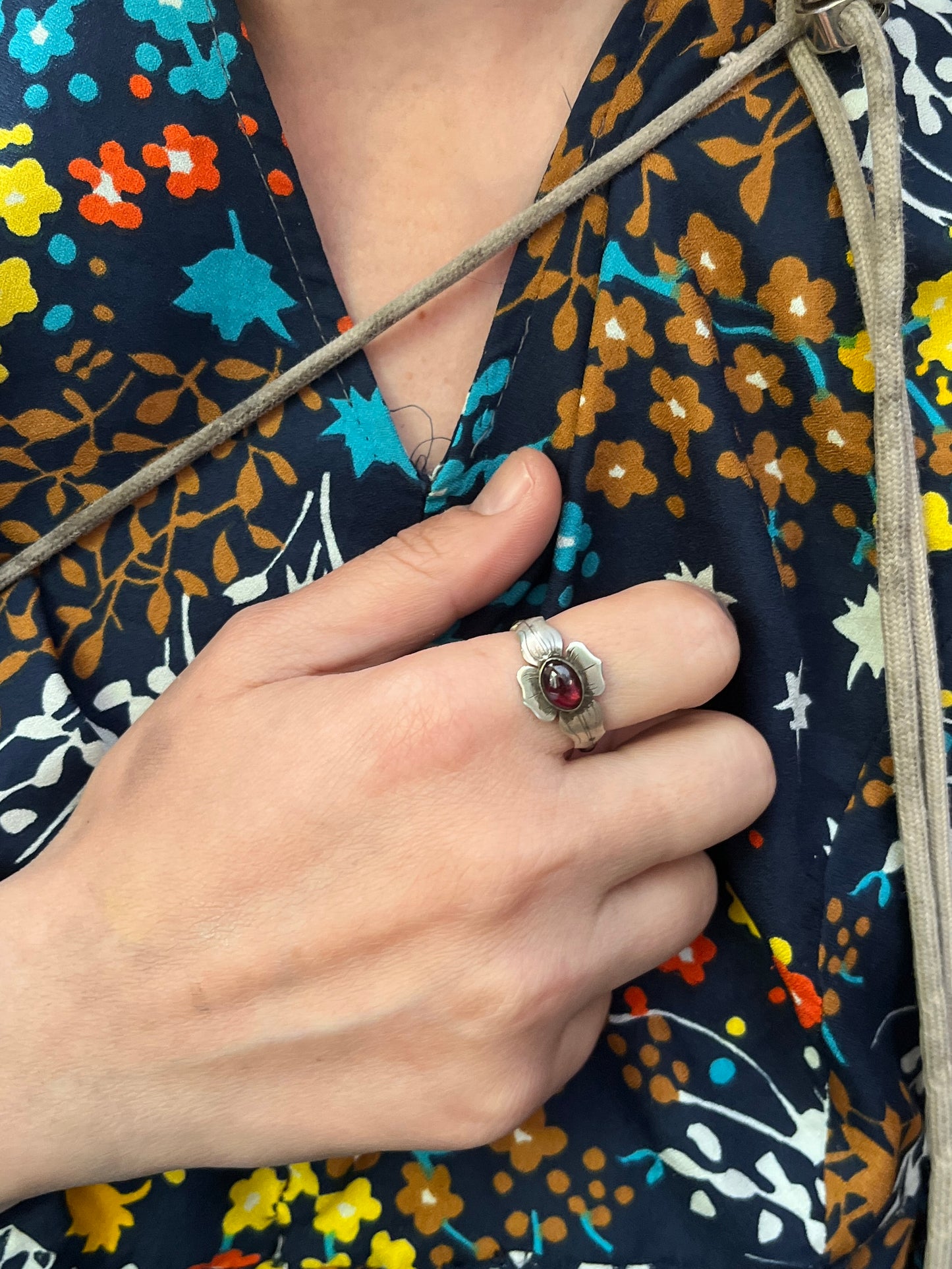Anello Artigianale SPILLA SANGUE DI DRAGO o DEMOGORGONE Mod. SPILLA ARG 800 e GRANATO Realizzato con Antica spilla in Argento (Prima Metà del ’900
