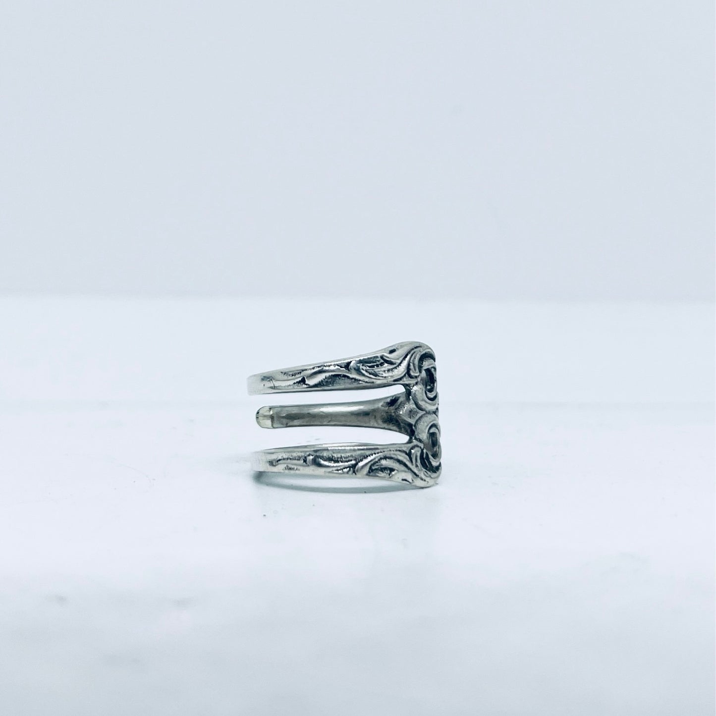 Anello Artigianale Mod. FORCHETTINA ROSA DI HILDESHEIM Realizzato con parte di antica forchettina in Argento (Prima Metà del ’900)