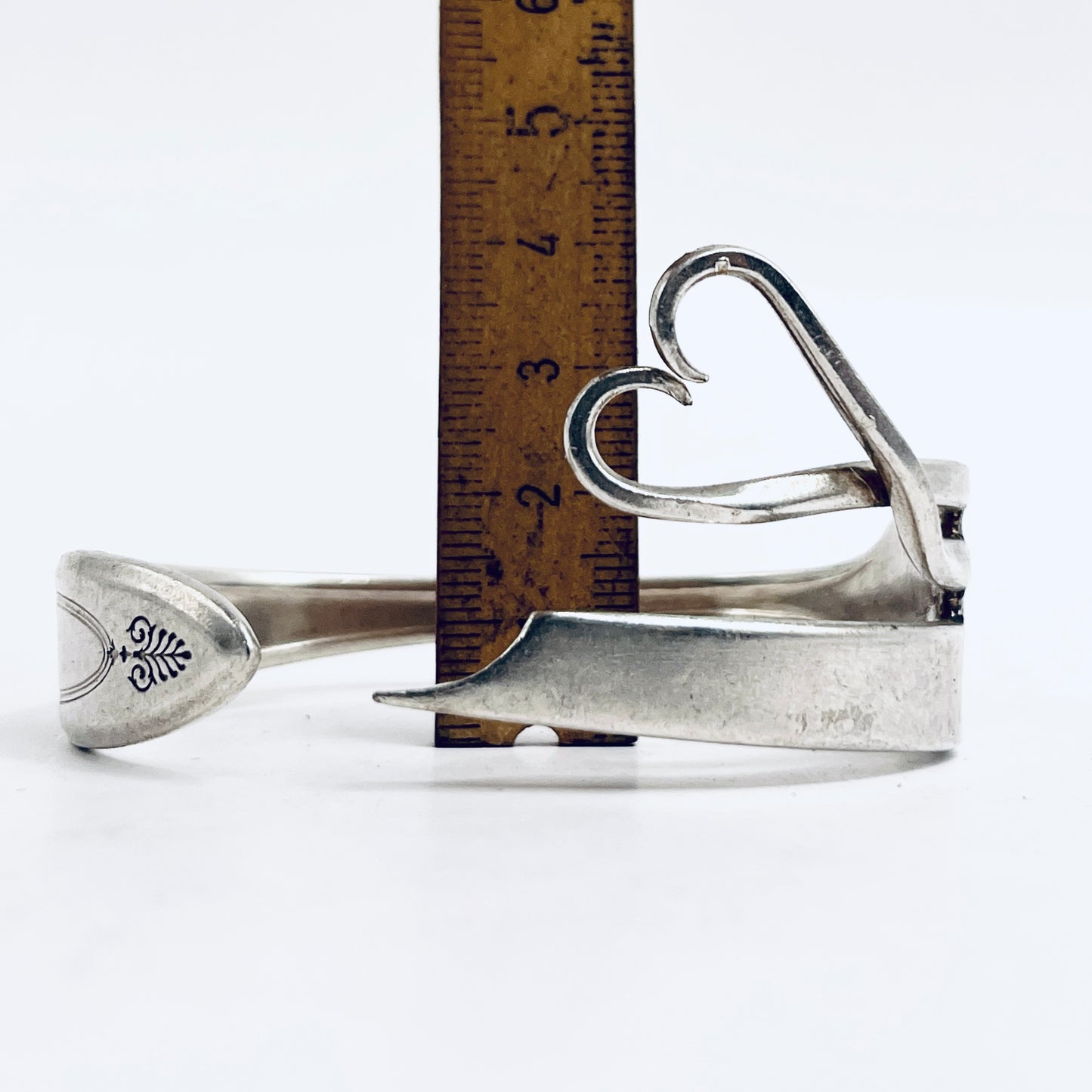 Bracciale Artigianale Mod. FORCHETTA  CUORE TRE REBBI Realizzato con Antica posata in lega d’argento (Prima Metà del ’900)