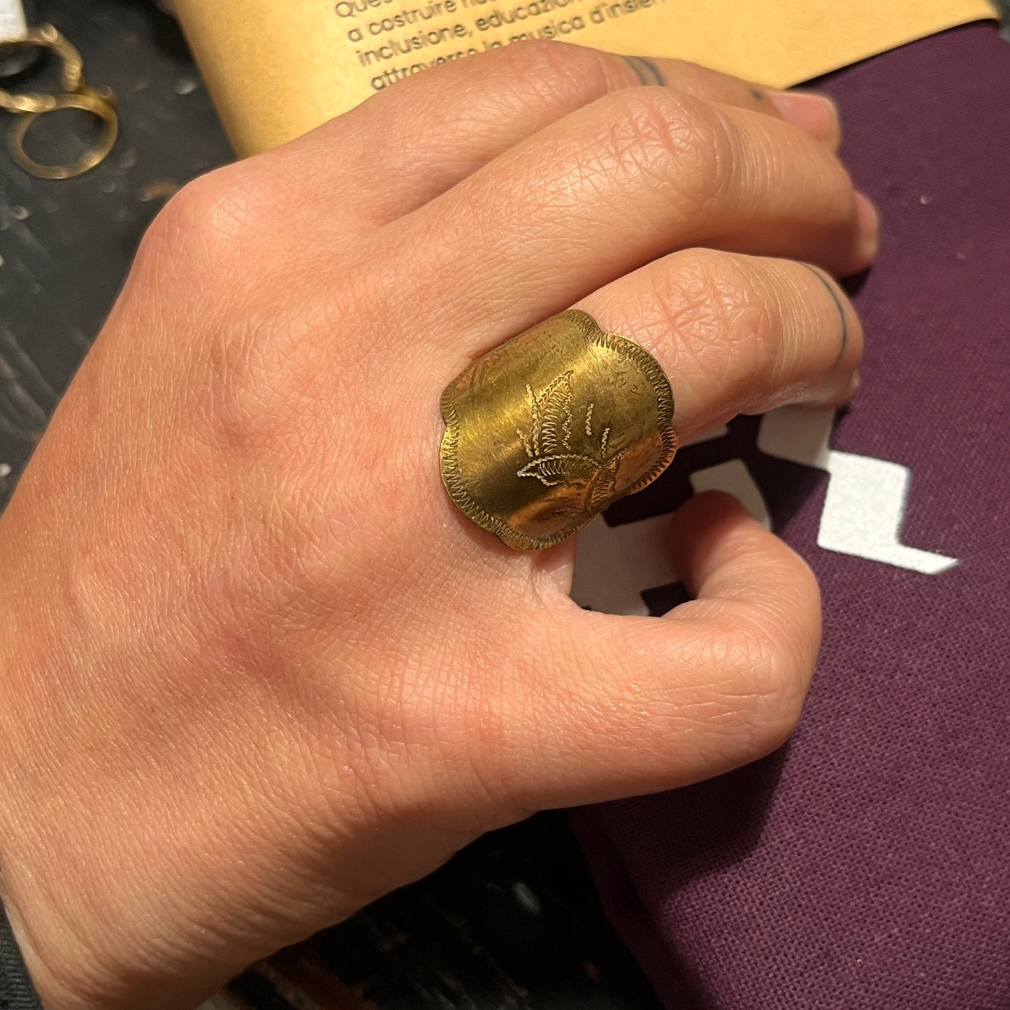 Anello + Anello Artigianale “Wayang Kulit” FOGLIA e WAYANG  Realizzato con Antica posata in OTTONE (Prima Metà del ’900)