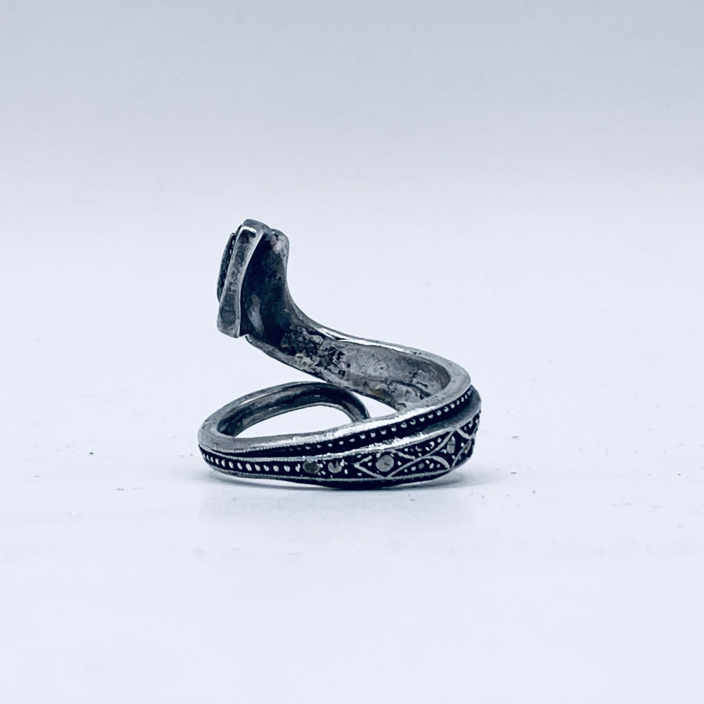Anello Artigianale da GECO a SERPENTE Mod. SPILLA Realizzato con Antica spilla in Argento (Prima Metà del ’900)
