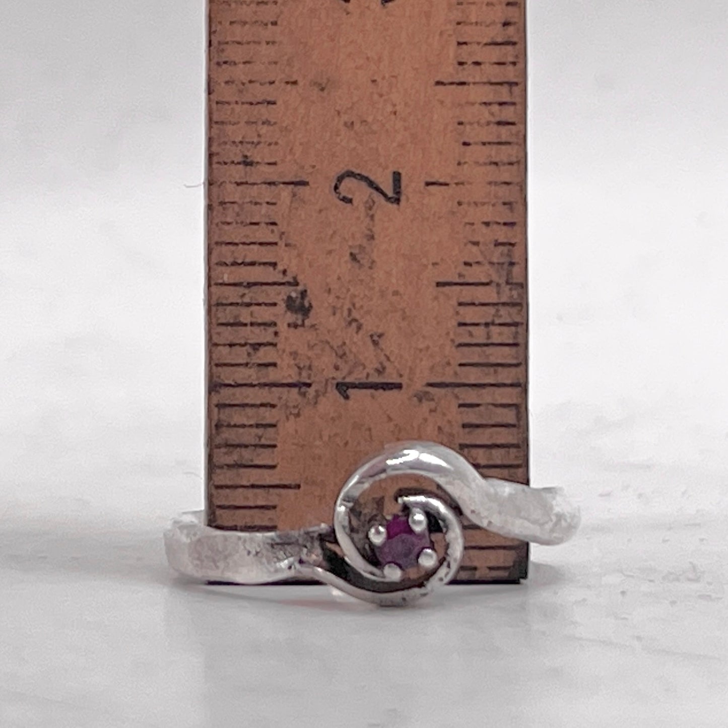 Anello Artigianale GRANATO 02 Mod. SPILLA Realizzato con Antica spilla in Argento (Prima Metà del ’900)