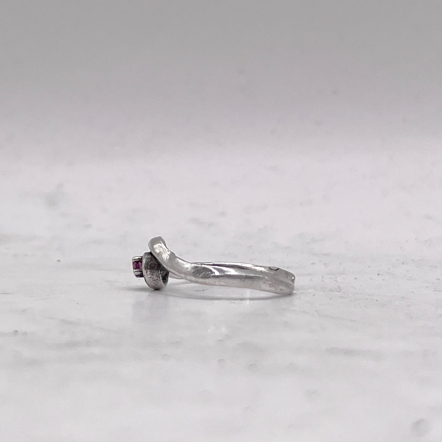 Anello Artigianale GRANATO 02 Mod. SPILLA Realizzato con Antica spilla in Argento (Prima Metà del ’900)