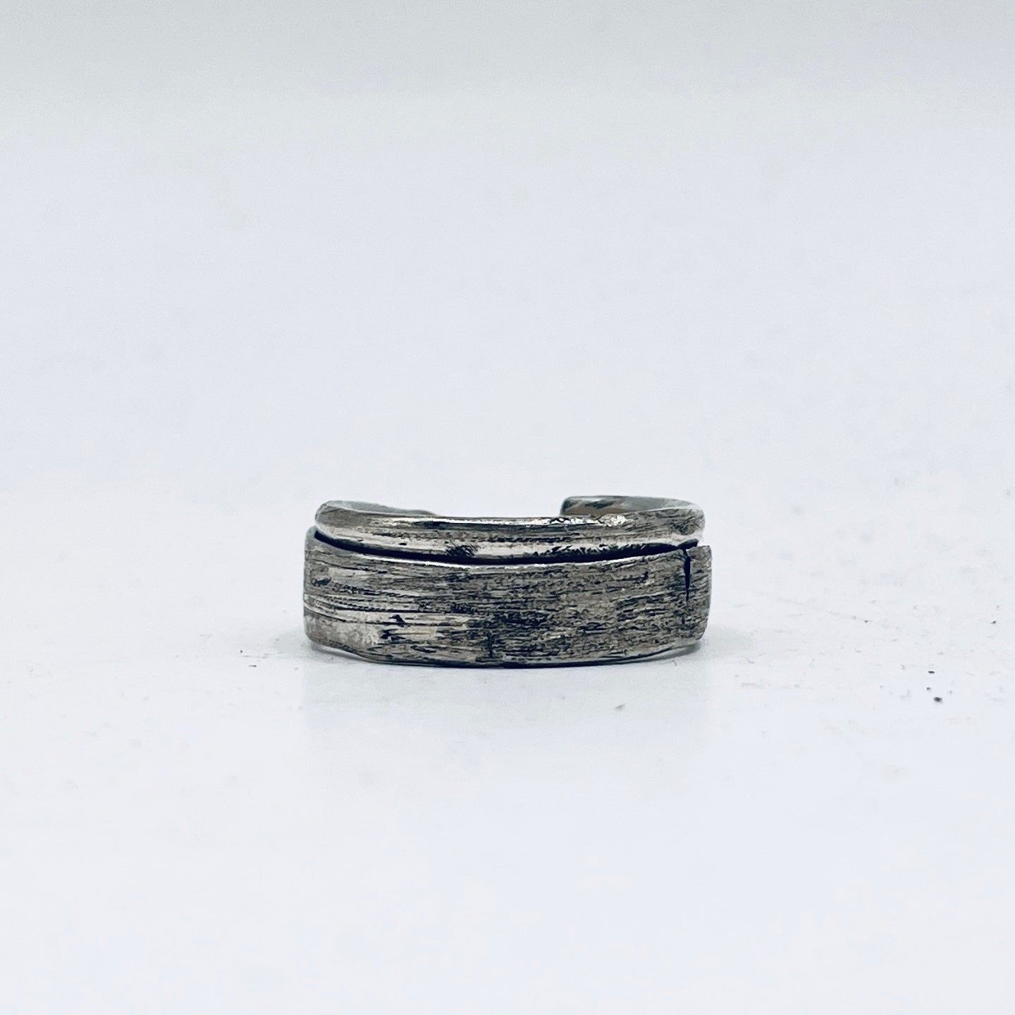 Anello Artigianale BROOKLYN 03  Mod. FASCIONE  Realizzato con parte di Antica zuccheriera in Argento 800 (Prima Metà del ’900)
