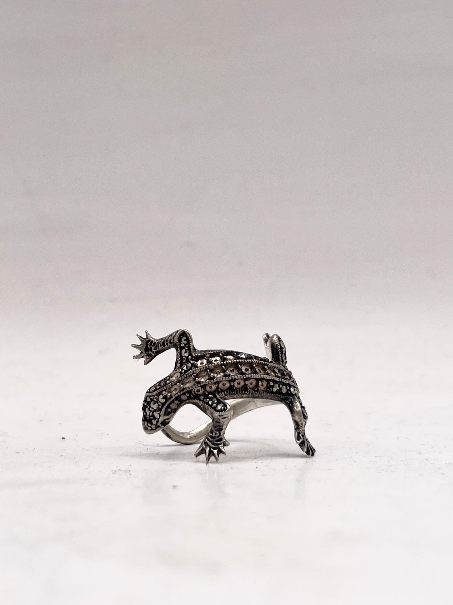 Anello Artigianale SPILLA GECKO Mod. SPILLA CON MARCASSITI Realizzato con Antica spilla in Argento (Prima Metà del ’900)