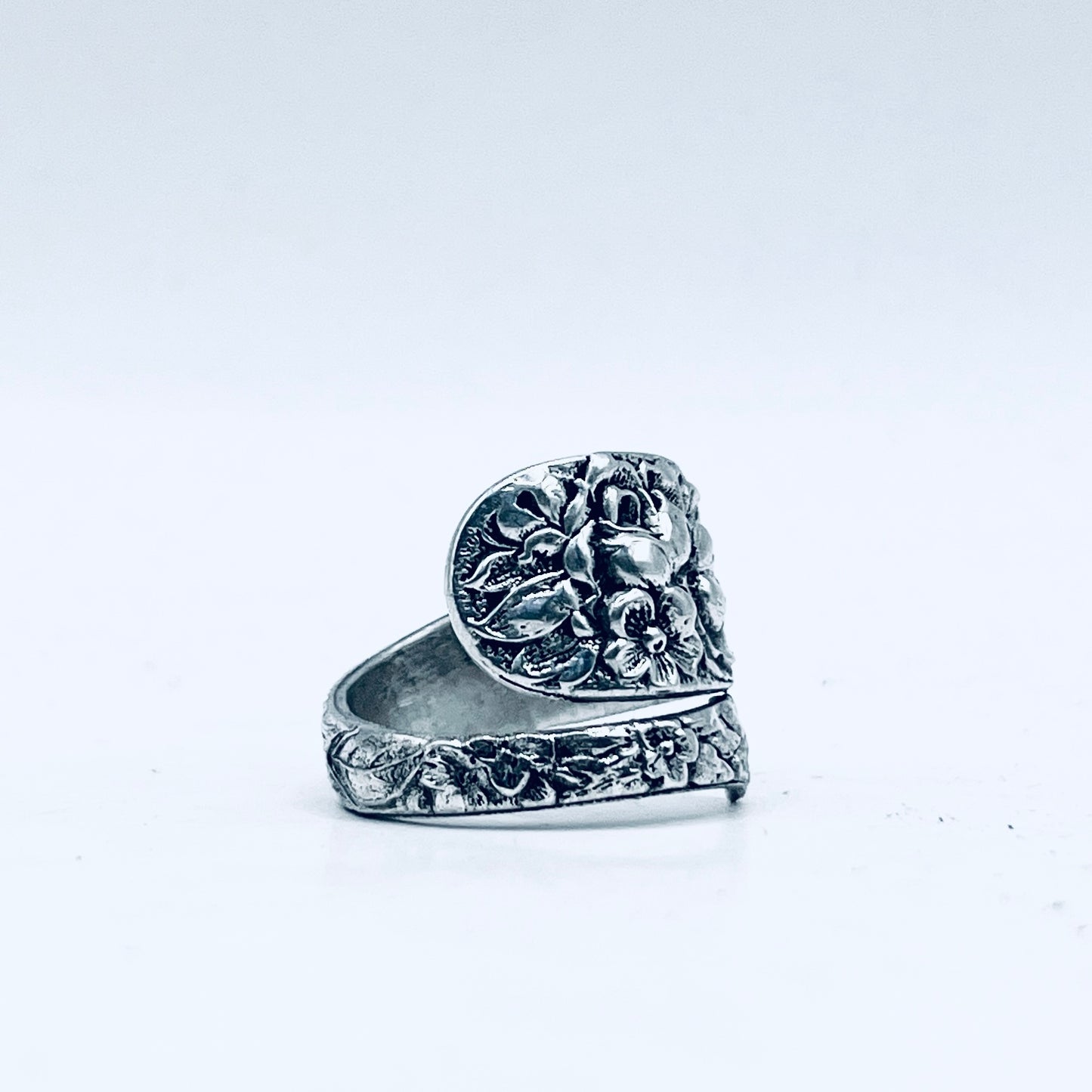 Anello Artigianale TEMPESTA DI FIORI 02 Mod. SPIRALE  Realizzato con Antica posata in Argento (Prima Metà del ’900)