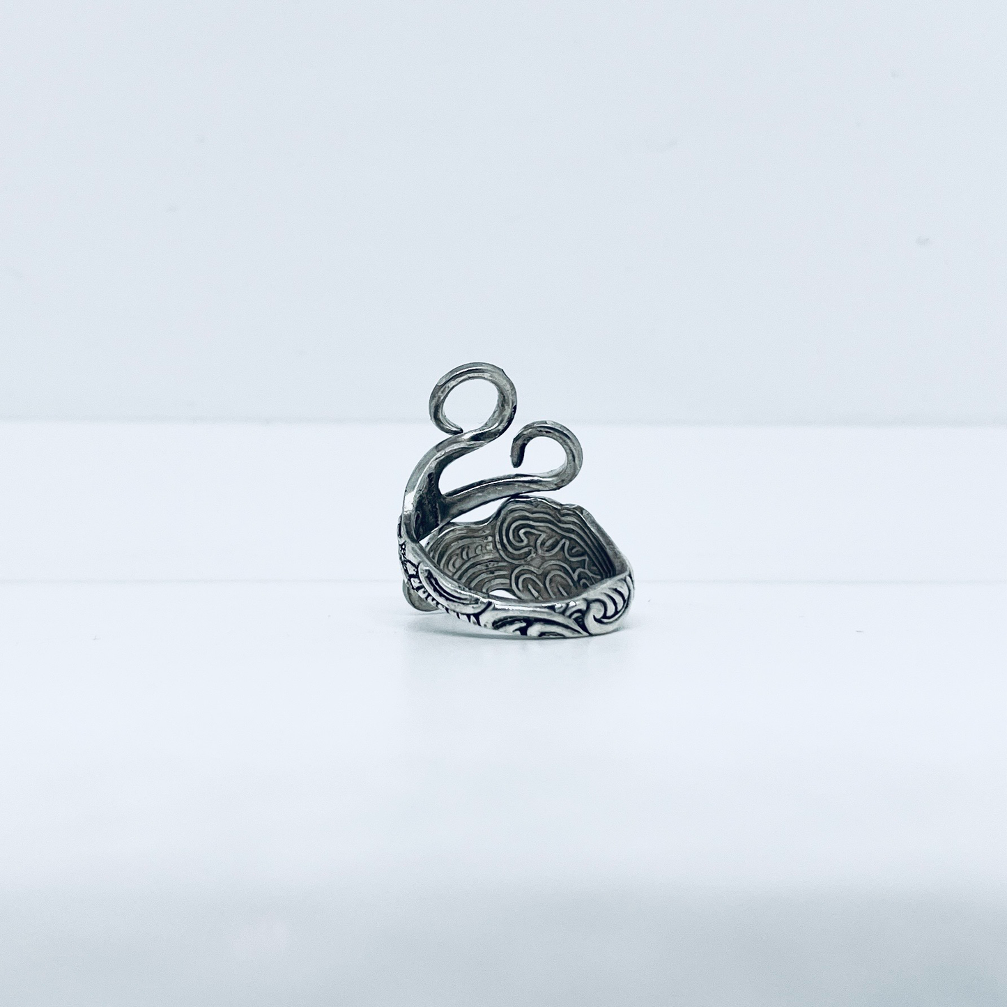 Anello Artigianale Mod. FORCHETTINA RICCIOLI Realizzato con intera antica forchettina in Argento (Prima Metà del ’900)