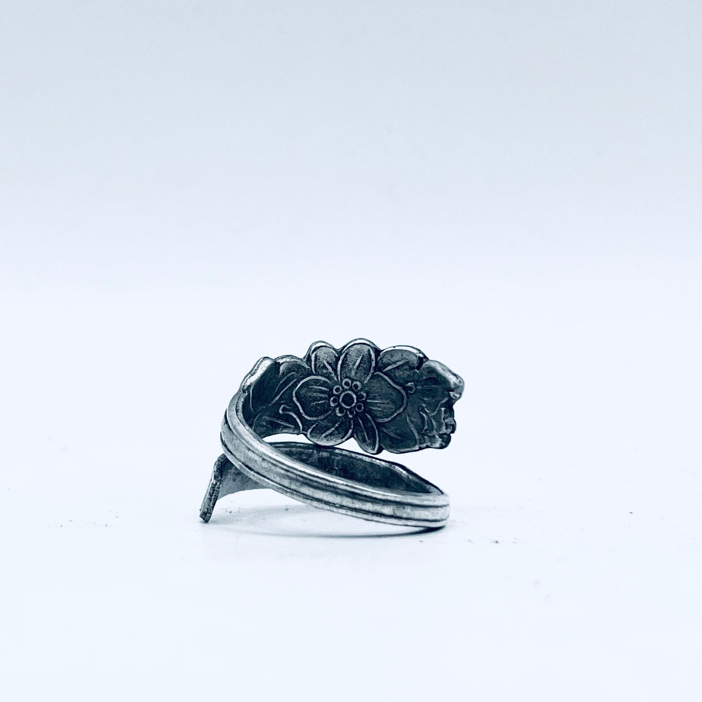 Anello Artigianale FIORE DI MELO Mod. SPIRALE  Realizzato con  Antica posata in Argento (Prima Metà del ’900)