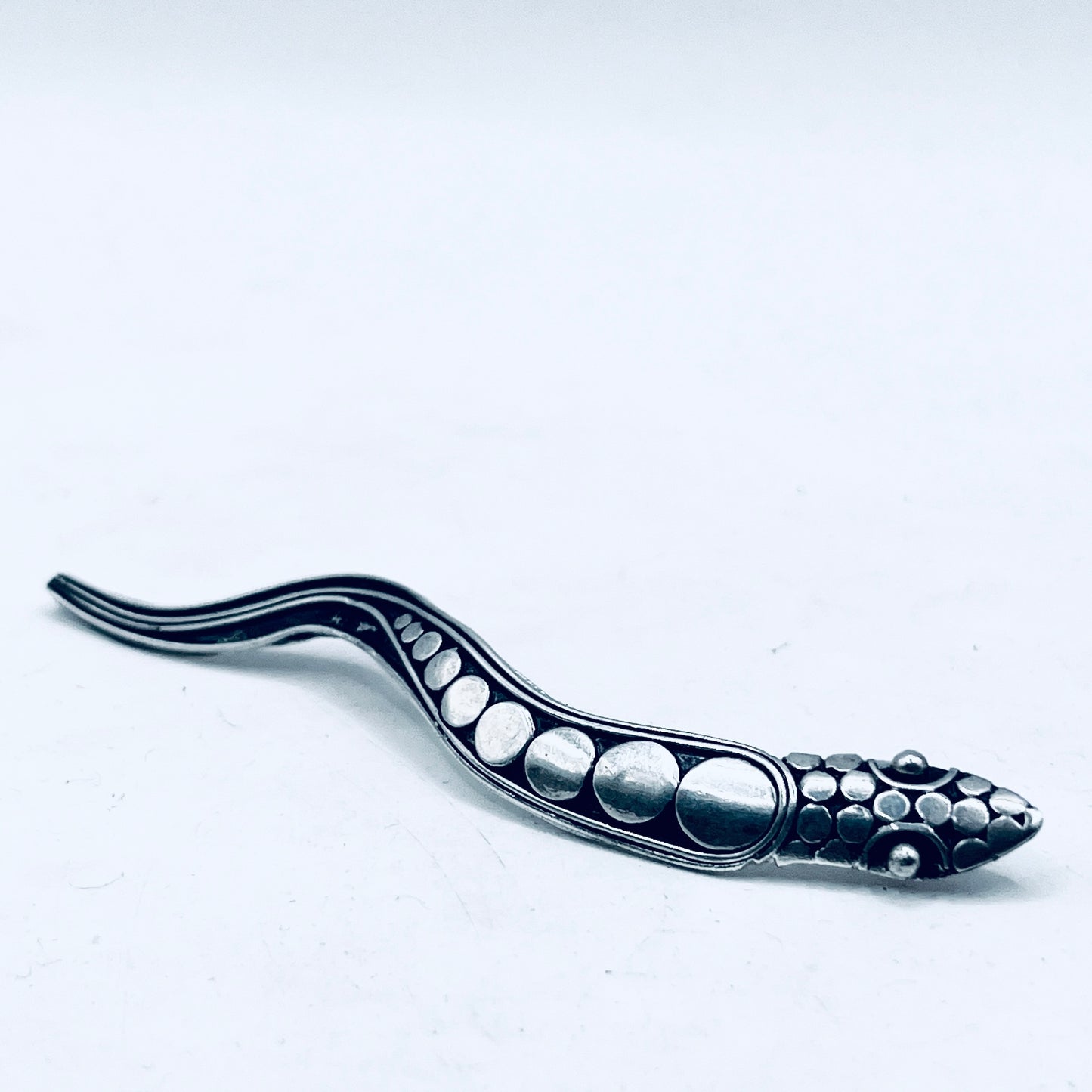 Anello Artigianale da SERPENTE COSMICO Mod. SPILLA Realizzato con Antica spilla in Argento (Prima Metà del ’900)