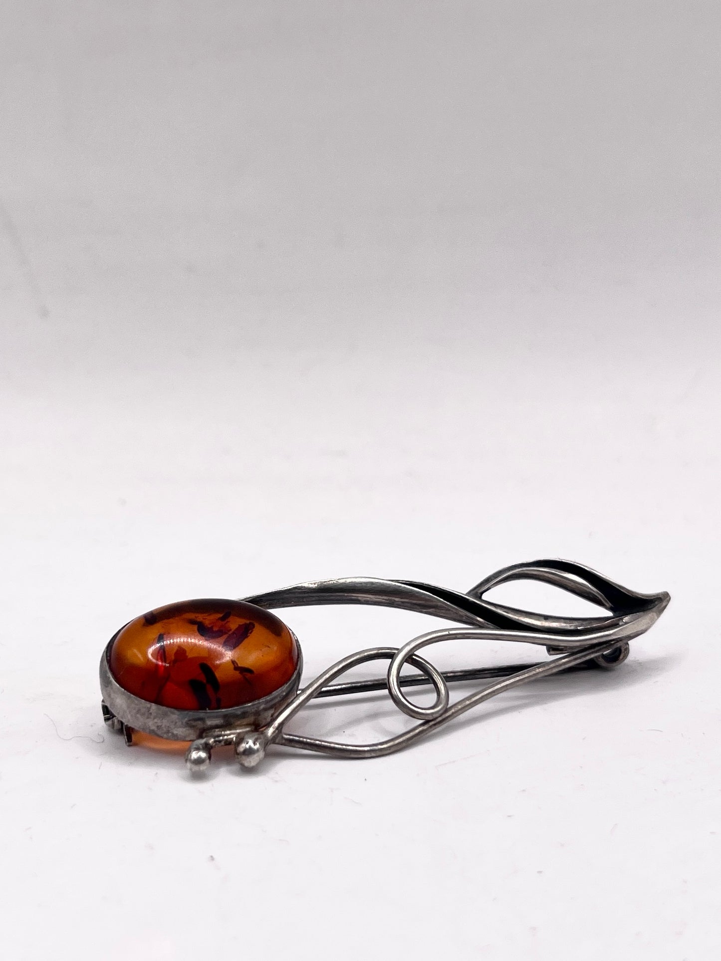 Anello Artigianale MIELE JURASSICO Mod. SPILLA con AMBRA Realizzato con Antica spilla in Argento (Prima Metà del ’900)