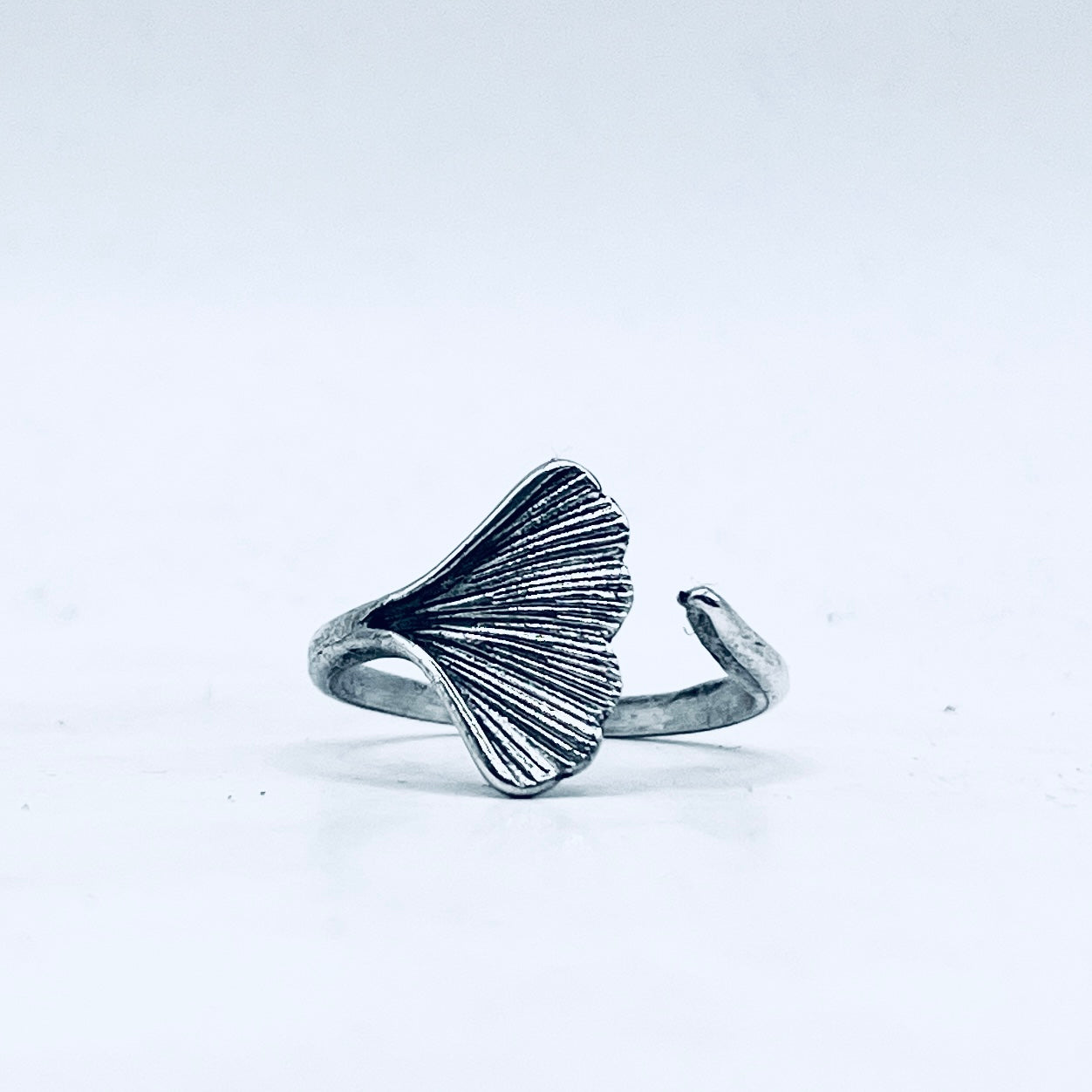 Anello Artigianale GINKGO Mod. SPILLA Realizzato con Antica spilla in Argento (Prima Metà del ’900)