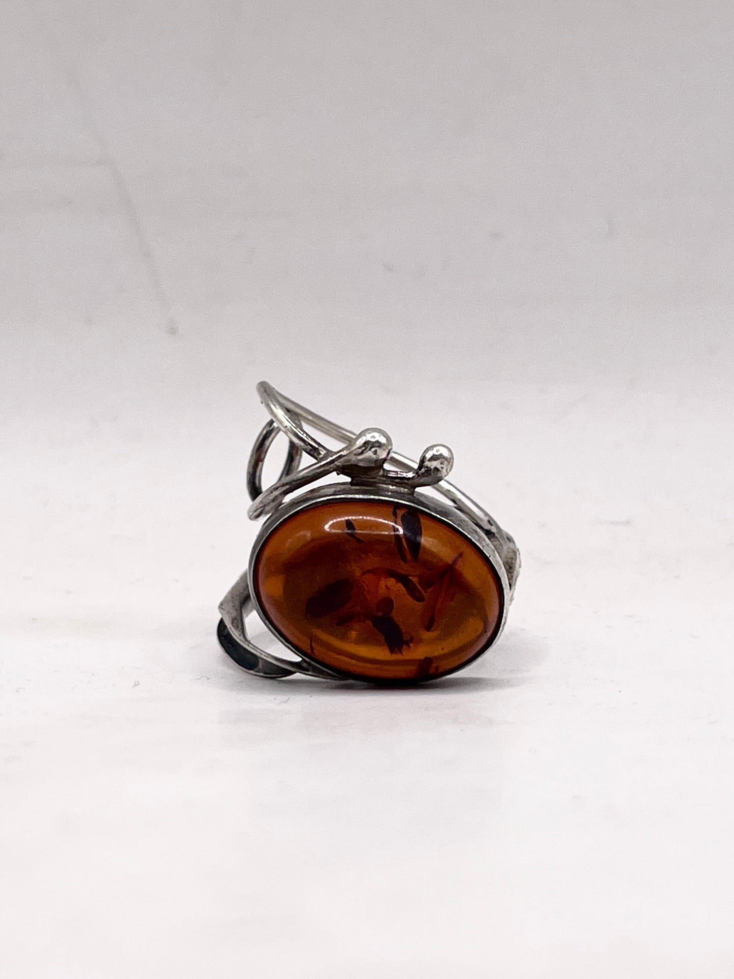Anello Artigianale MIELE JURASSICO Mod. SPILLA con AMBRA Realizzato con Antica spilla in Argento (Prima Metà del ’900)