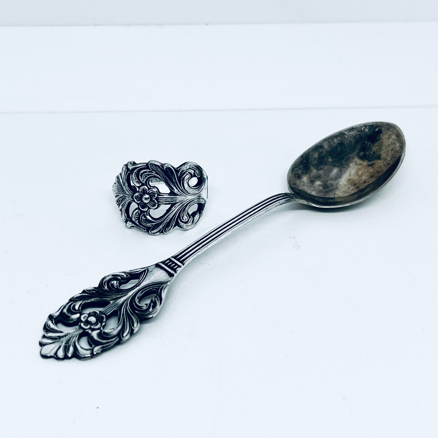 Anello Artigianale NONTISCORDARDIMÉ Mod. CLASSICO TRAFORATO Realizzato con Antica posata in Argento (Prima Metà del ’900)