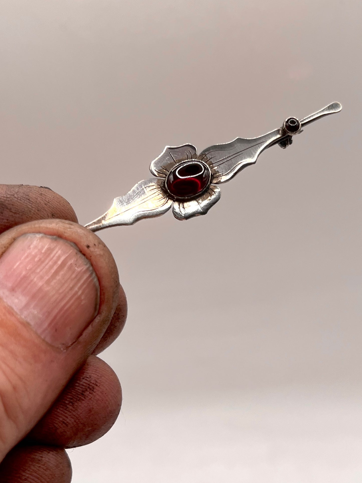 Anello Artigianale SPILLA SANGUE DI DRAGO o DEMOGORGONE Mod. SPILLA ARG 800 e GRANATO Realizzato con Antica spilla in Argento (Prima Metà del ’900
