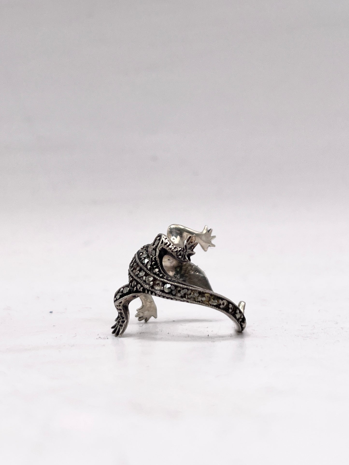 Anello Artigianale SPILLA GECKO Mod. SPILLA CON MARCASSITI Realizzato con Antica spilla in Argento (Prima Metà del ’900)