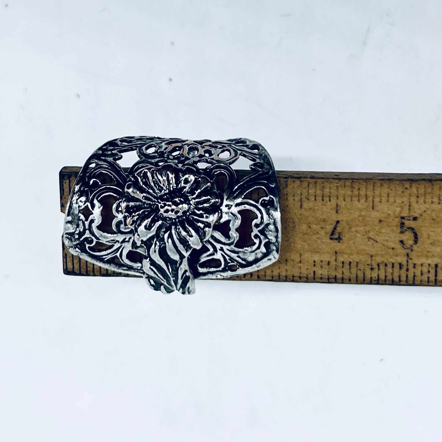 Anello Artigianale “TRAFORATO MARGHERITA” Mod. INTERO  Realizzato con intero Antico Cucchiaino in Argento (Prima Metà del ’900)