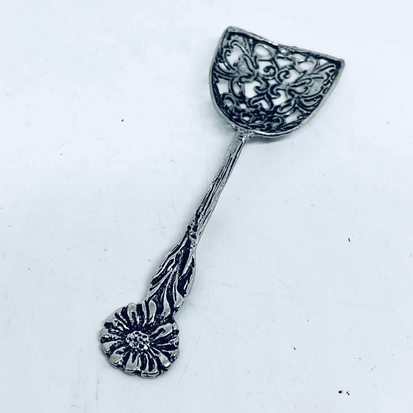 Anello Artigianale “TRAFORATO MARGHERITA” Mod. INTERO  Realizzato con intero Antico Cucchiaino in Argento (Prima Metà del ’900)