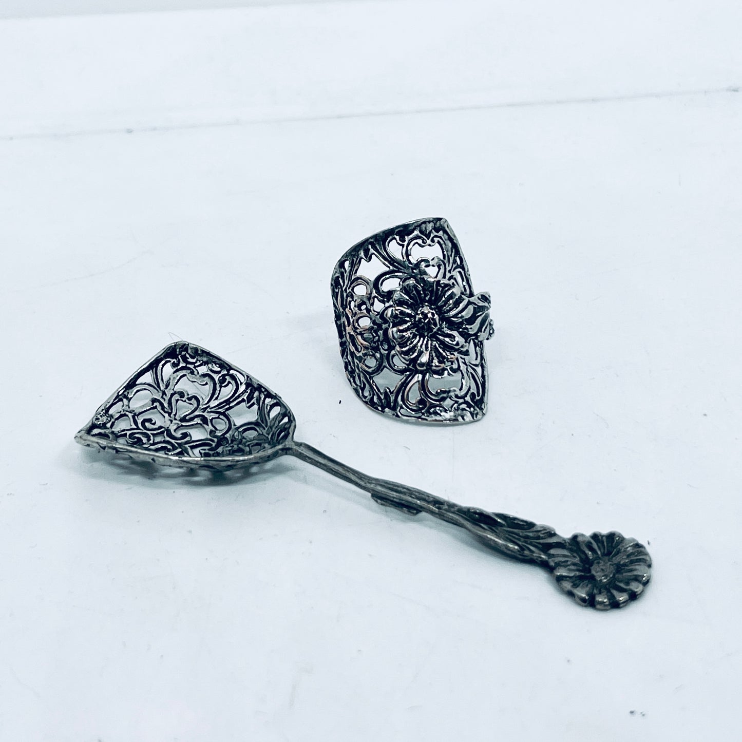 Anello Artigianale “TRAFORATO MARGHERITA” Mod. INTERO  Realizzato con intero Antico Cucchiaino in Argento (Prima Metà del ’900)